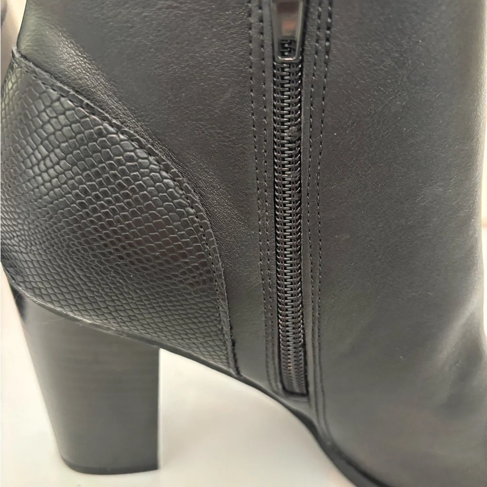 ME TOO Black Faux Leather Ankle Boots Size 7